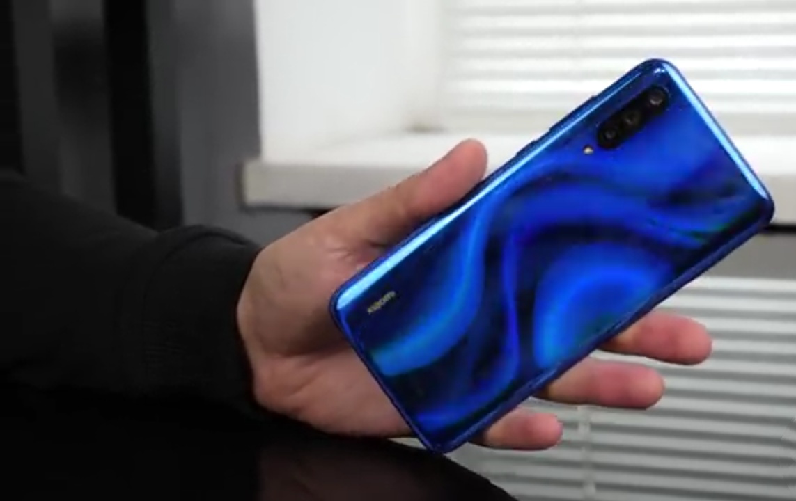 Smartphone Xiaomi Mi 9 Lite - advantages and disadvantages