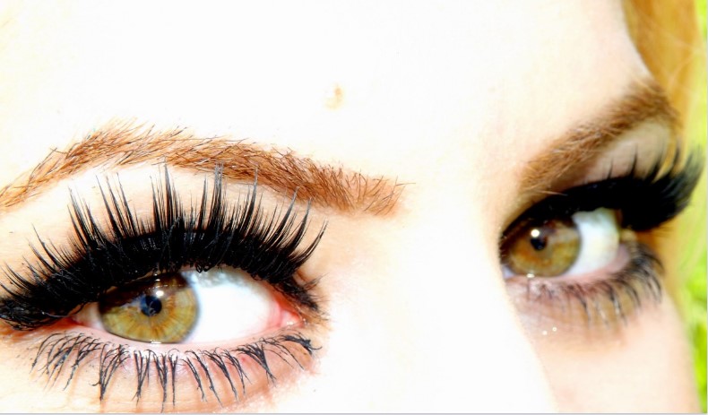 Ranking of the best adhesives for eyelash extensions in 2025