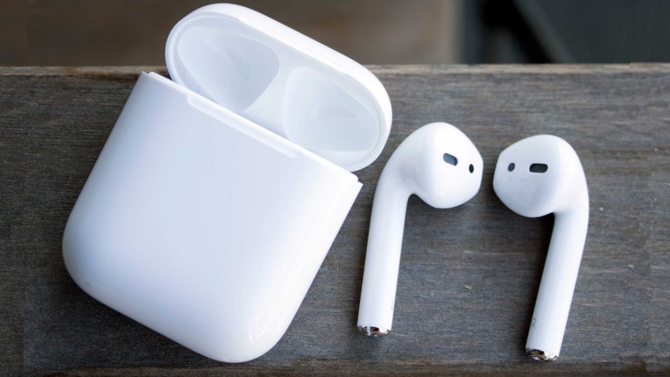 Recenzija bežičnih slušalica Apple Air Pods 2 s ključnim značajkama