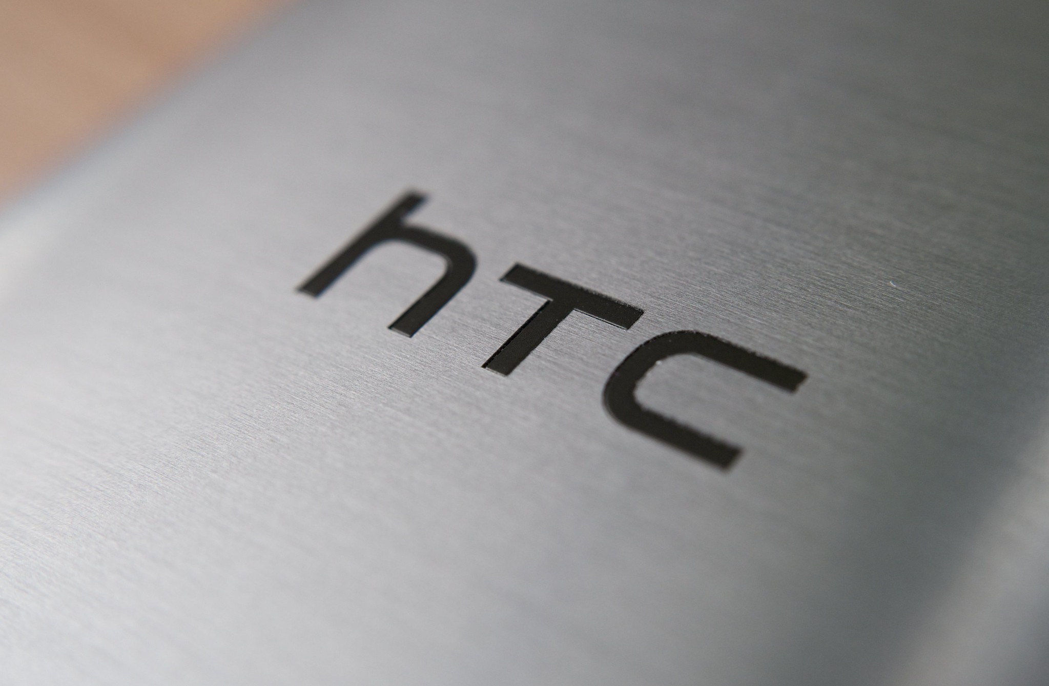 Présentation du smartphone HTC Wildfire R70 avec les principales fonctionnalités